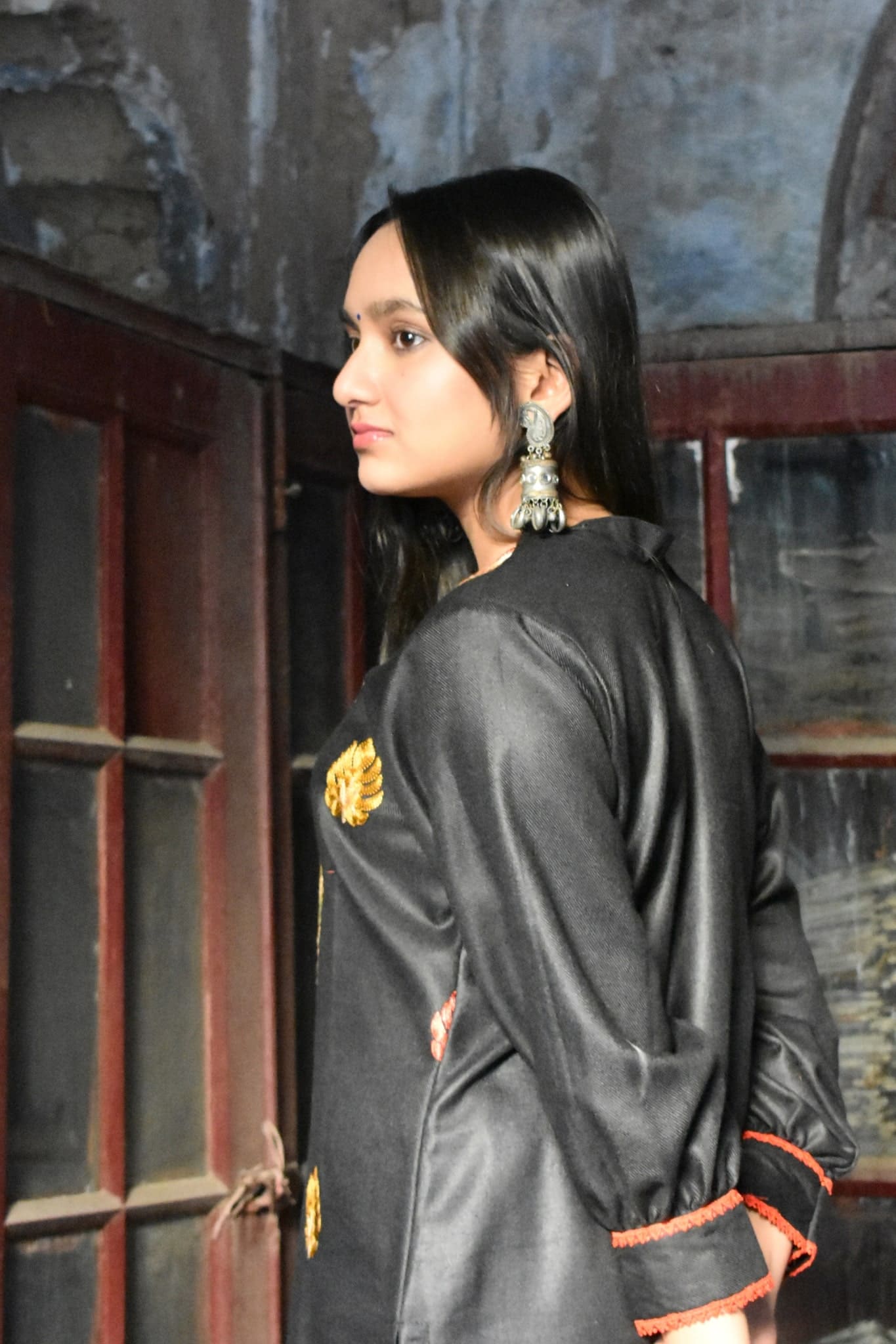 Kashmere Embroidery Woolen Suit with Shawl (Black)